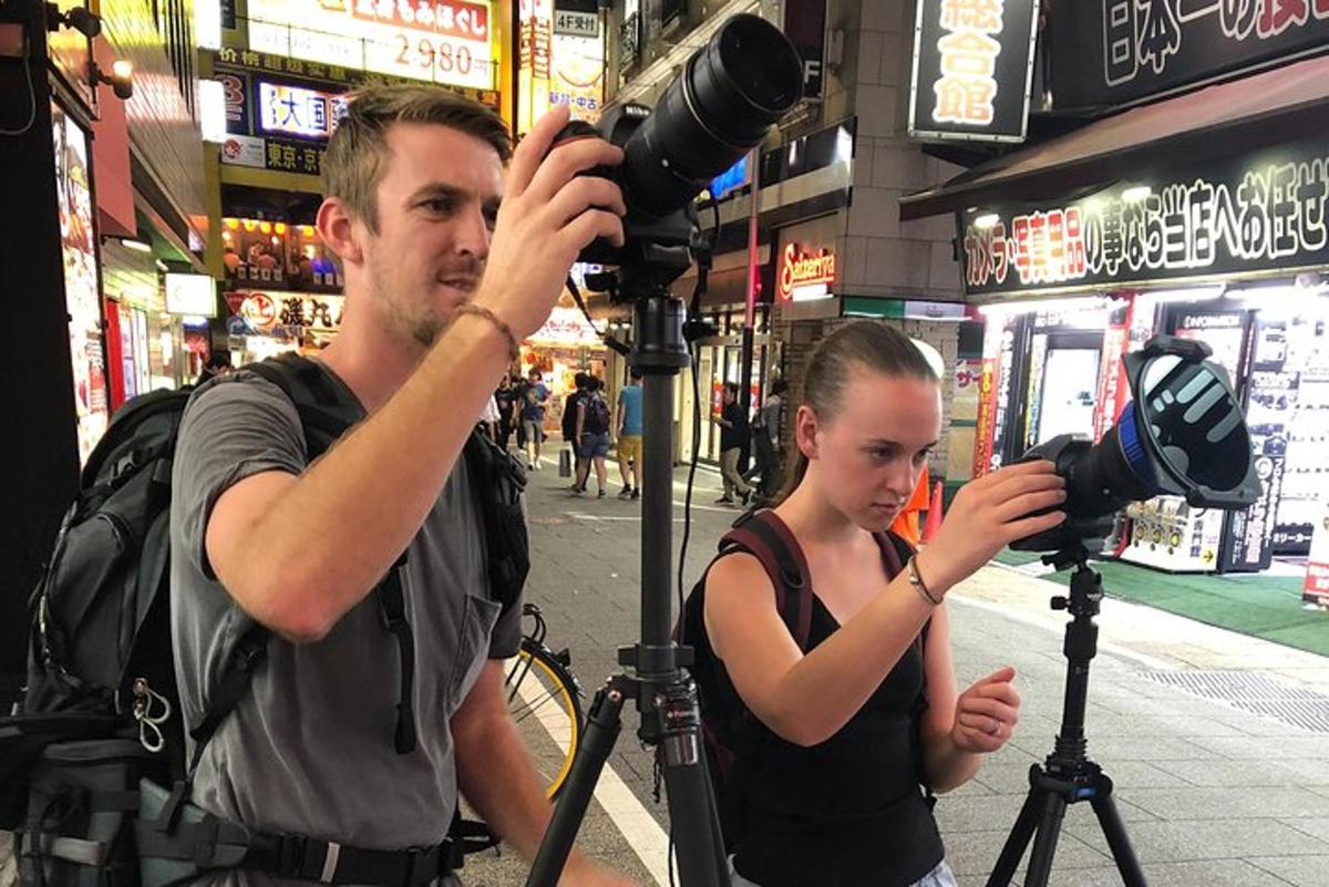 un uomo che scatta una foto a una donna con una macchina fotografica