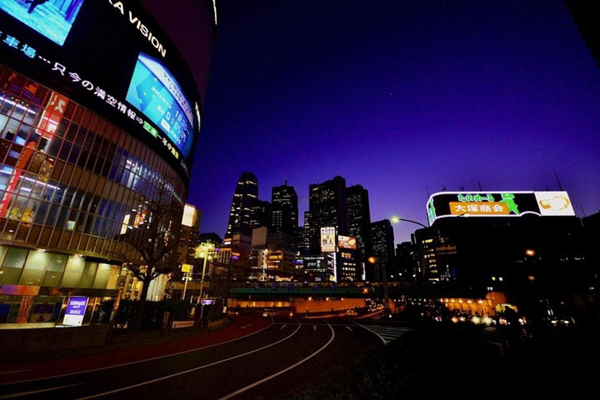 uno skyline della città di notte con un autobus a due piani