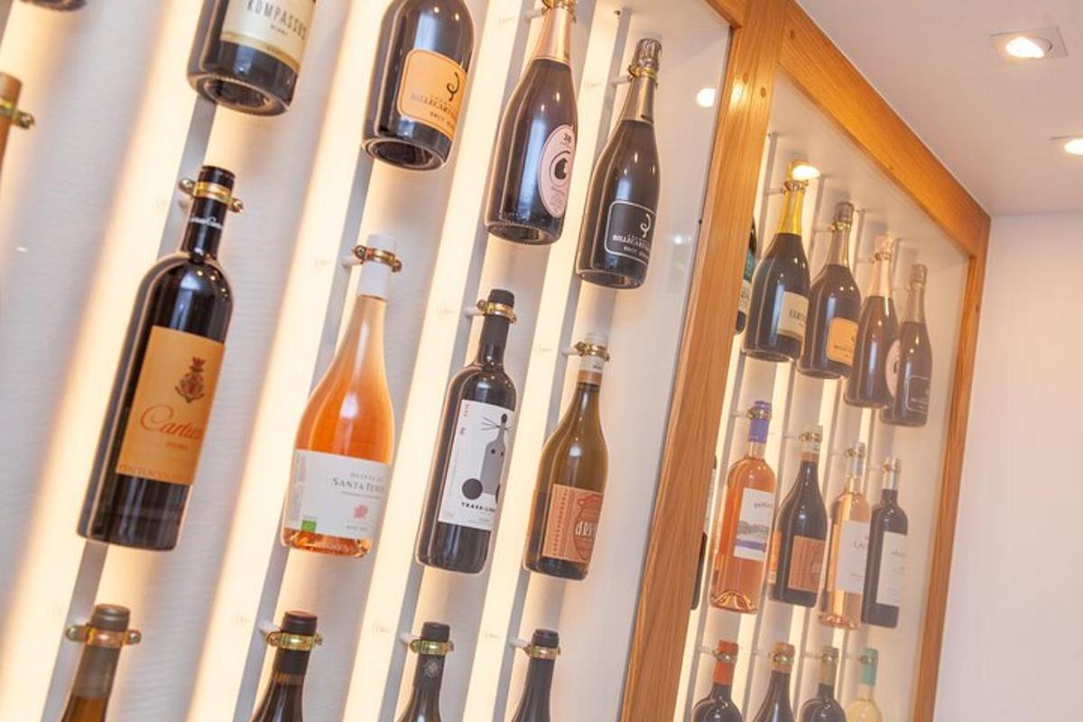 Un montón de botellas de vino en una pared