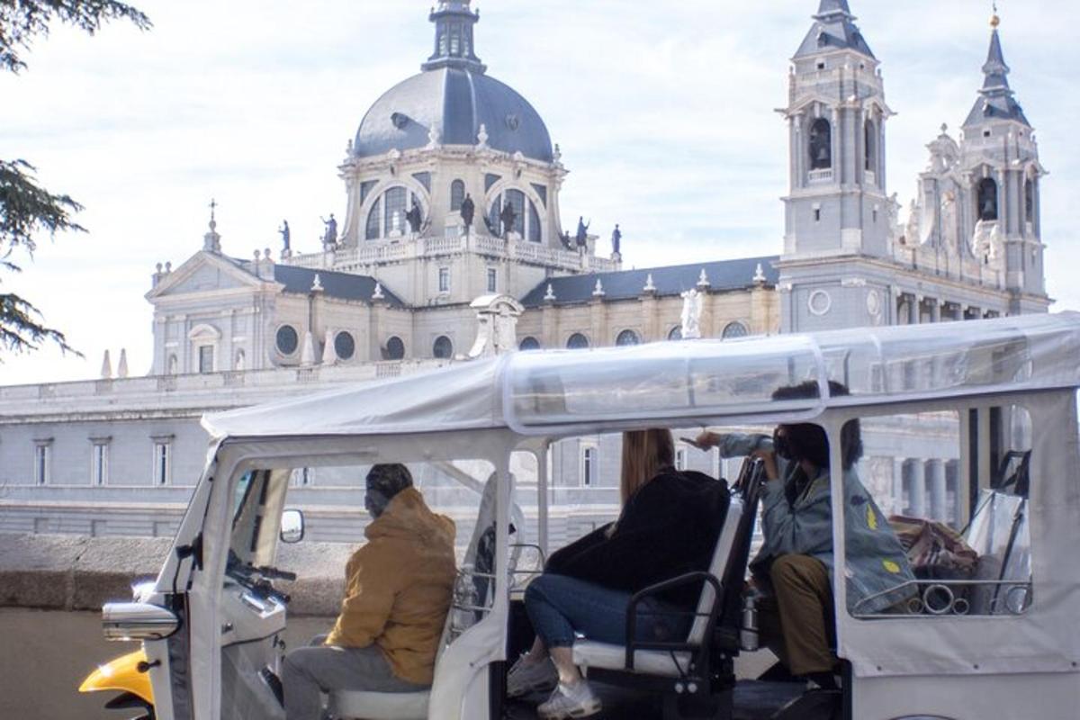 isang grupo ng mga tao sa isang golf cart sa harap ng isang gusali