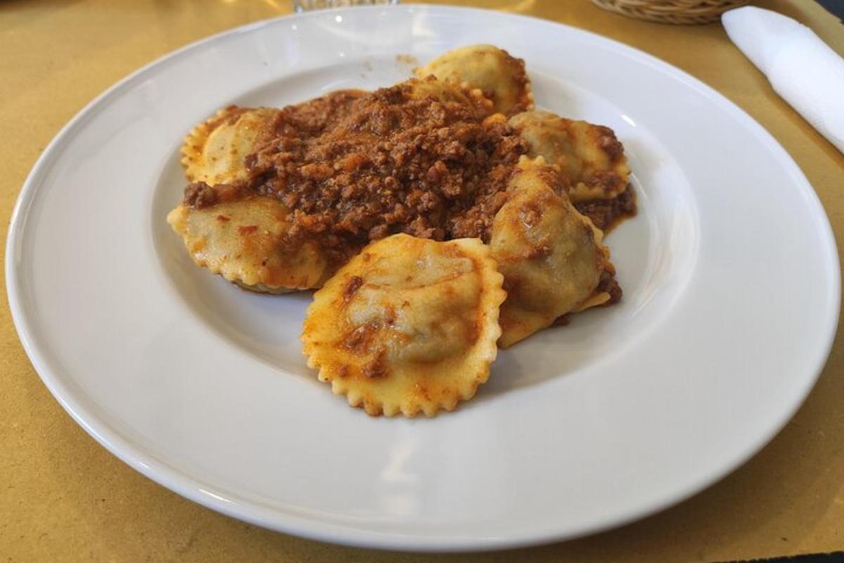un piatto bianco con del cibo su un tavolo