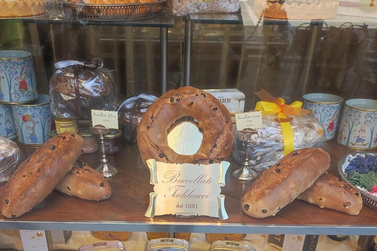 una mostra di diversi tipi di pane e salsicce
