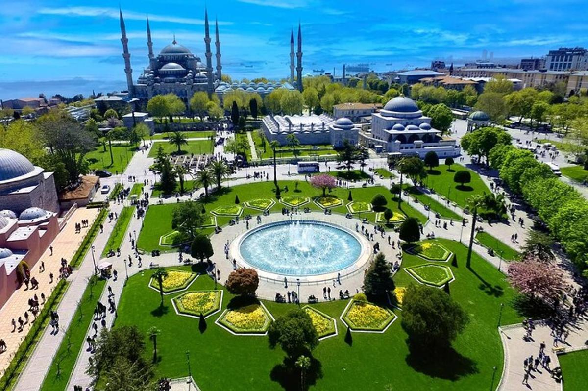 una vista aérea de un parque con piscina