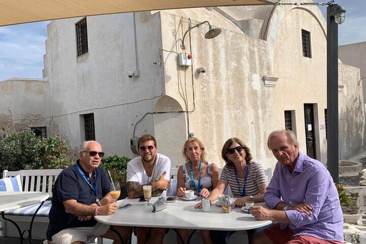 μια ομάδα ανθρώπων που κάθονται σε ένα τραπέζι