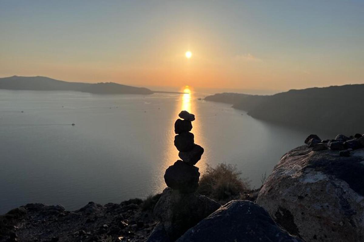 hromada kamení ležící na vrcholu hory