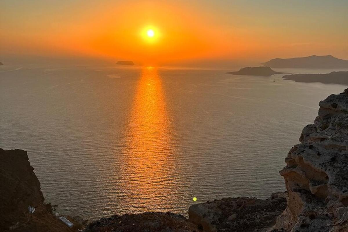 Západ slunce na oceánu se sluncem zapadajícím nad vodou