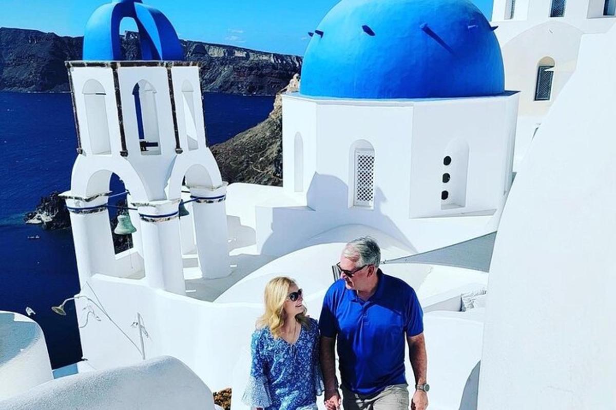 Ένας άντρας και μια γυναίκα στέκονται στην άκρη λευκών κτιρίων