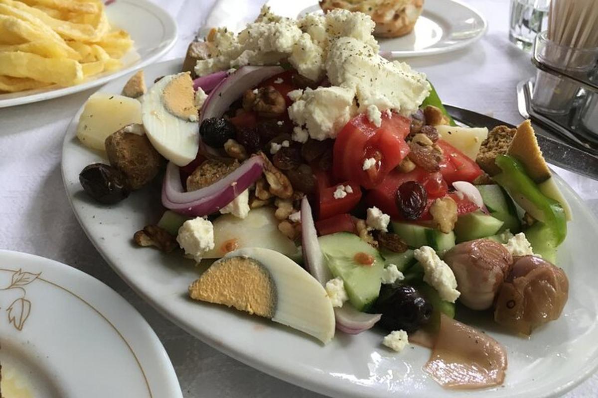 ein Teller mit Essen und Salat auf einem Tisch