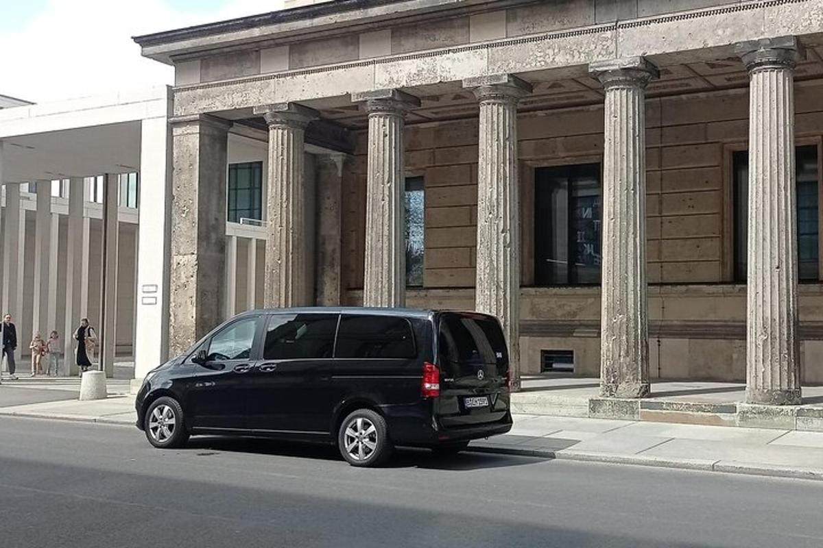 una furgoneta negra aparcada davant d'un edifici