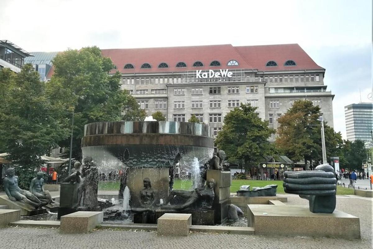 una font en un parc davant d'un edifici