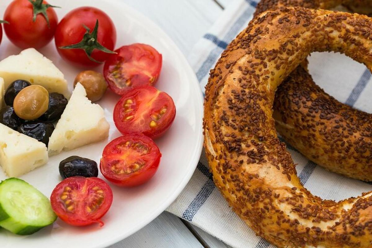 tanier jedla s paradajkami a syrom a bagel
