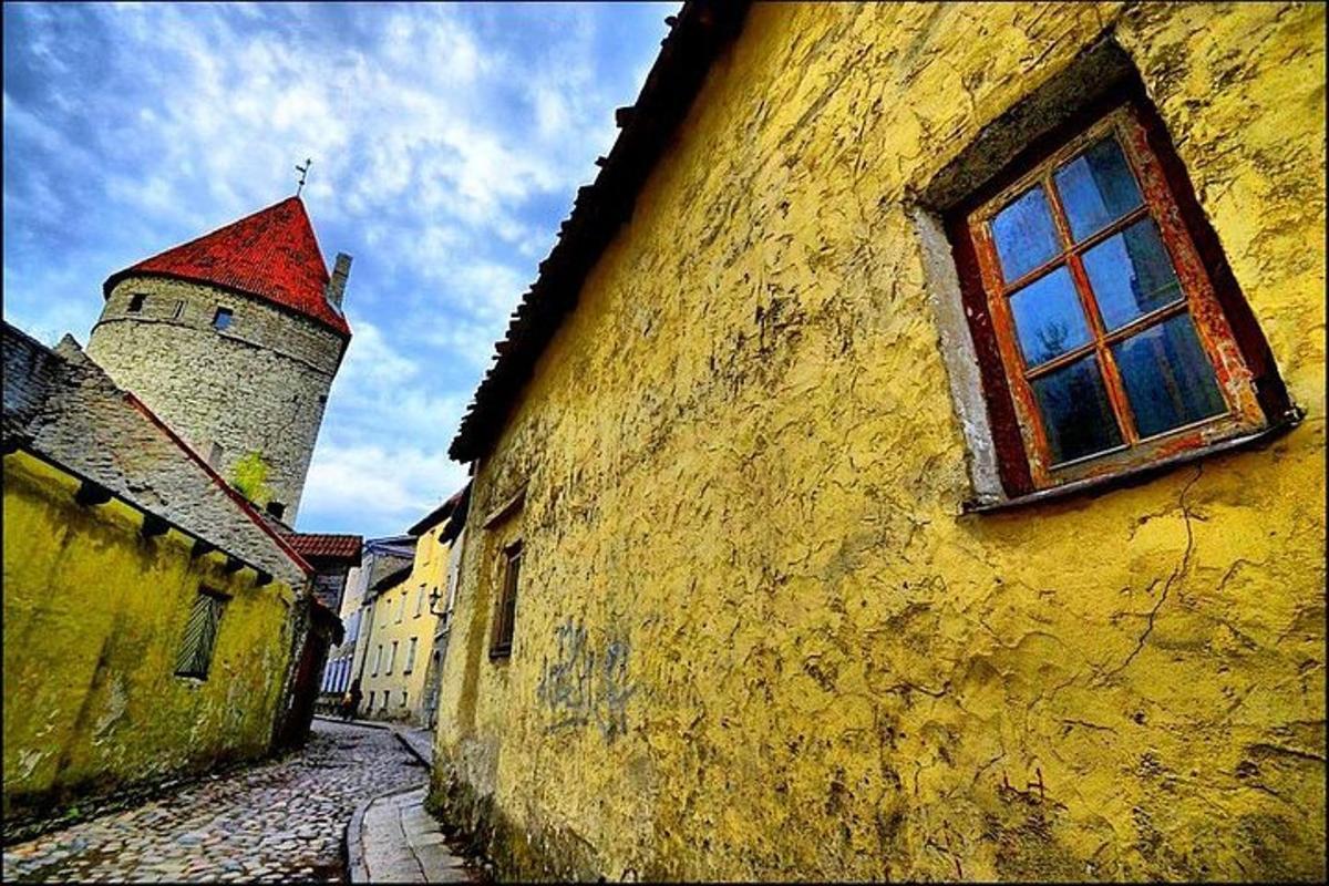 žlutá budova s věží a oknem