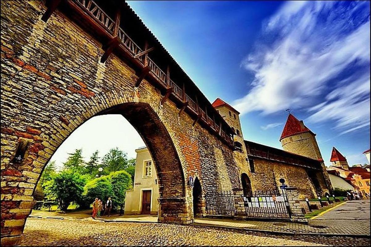 cihlový most s obloukem před budovou