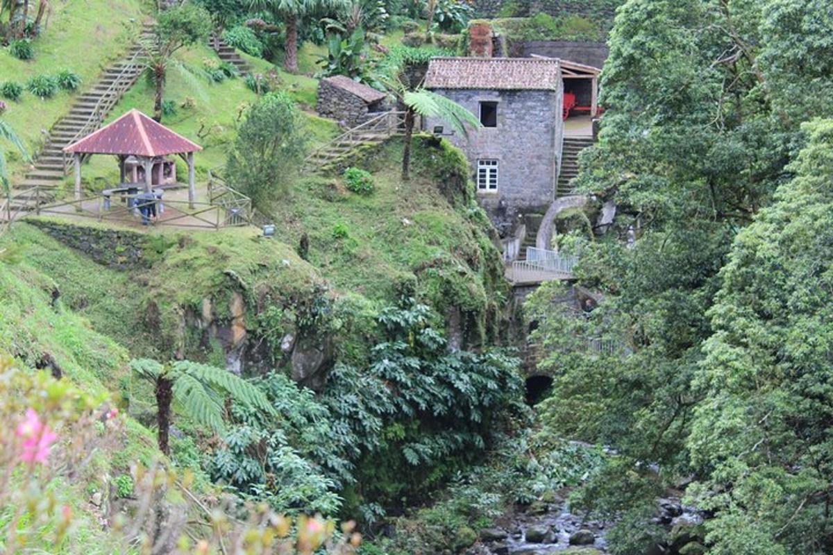川沿いの山の斜面にある家