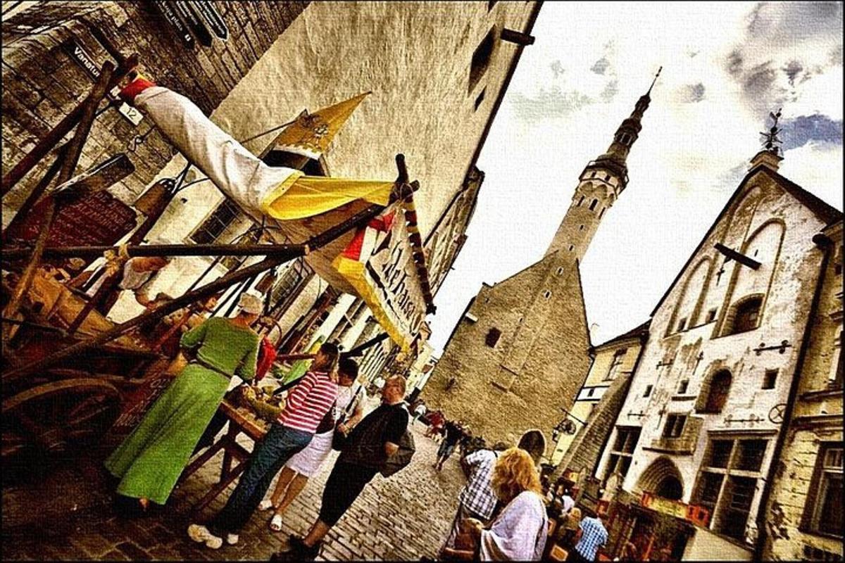 skupina lidí stojící před kostelem