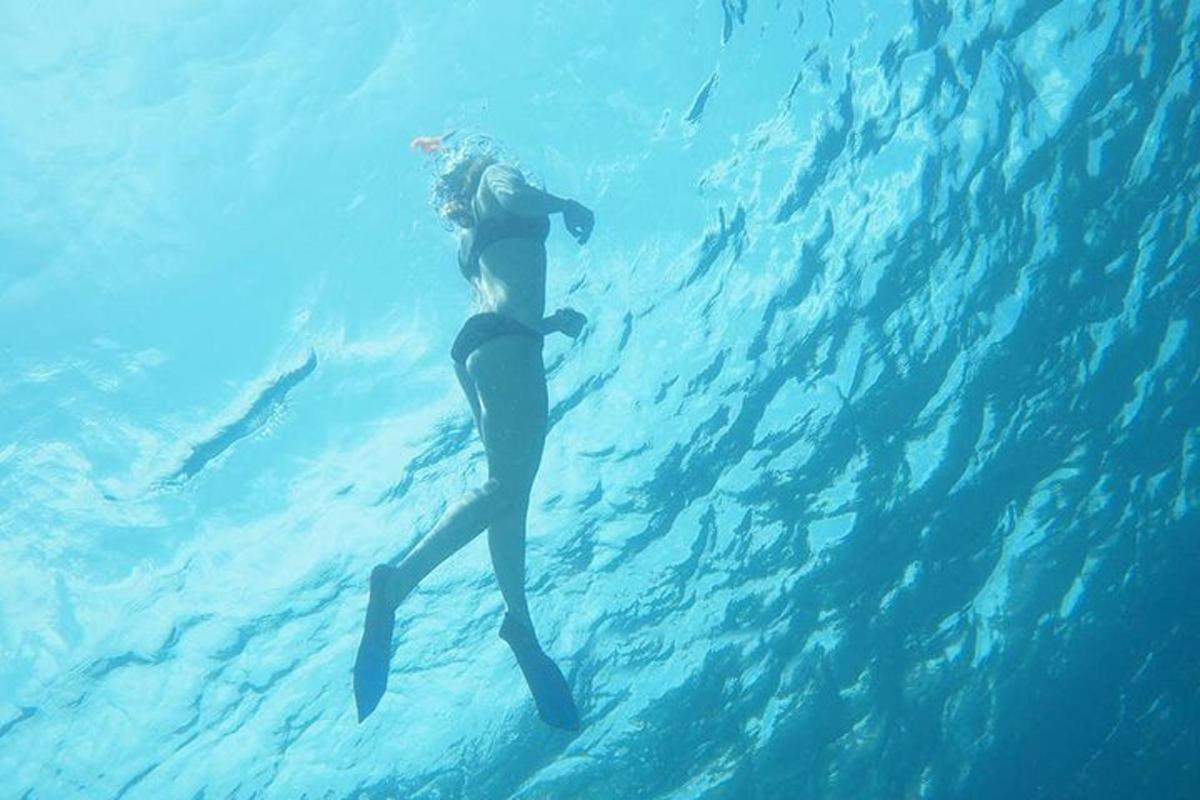 seorang wanita sedang berenang di dalam air
