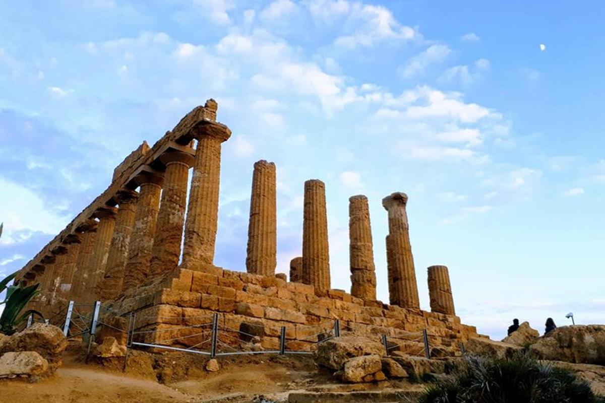 Un edificio antiguo con columnas en la parte superior.