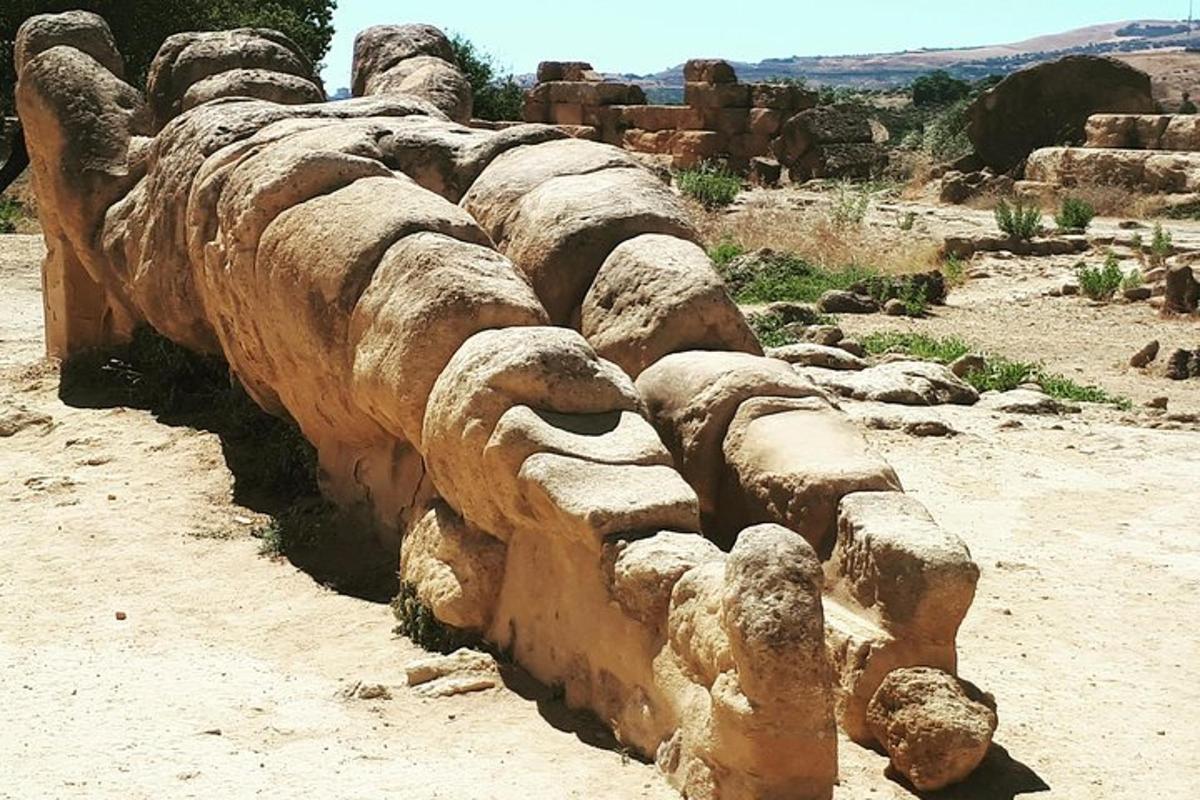 un muro de piedra en medio de un desierto