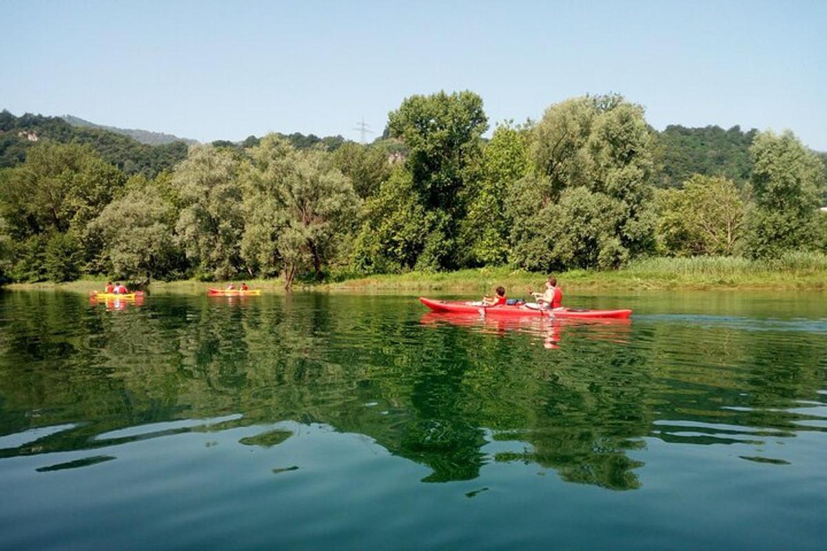 dos personas en un bote rojo en un lago