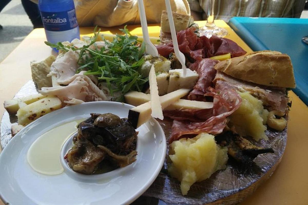 Un plato de comida con un sándwich en una mesa.