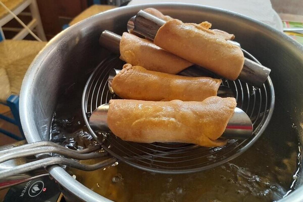 sekumpulan makanan dalam mangkuk dalam periuk