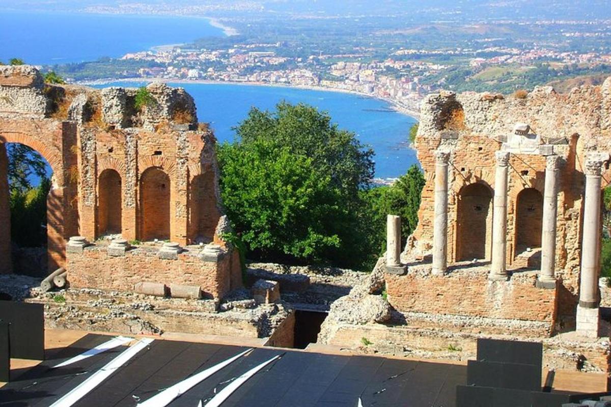 un antico edificio con vista sull'oceano