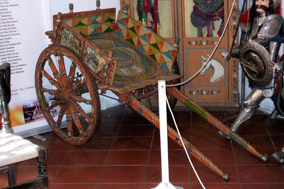 μια ξύλινη άμαξα σε έκθεση σε μουσείο