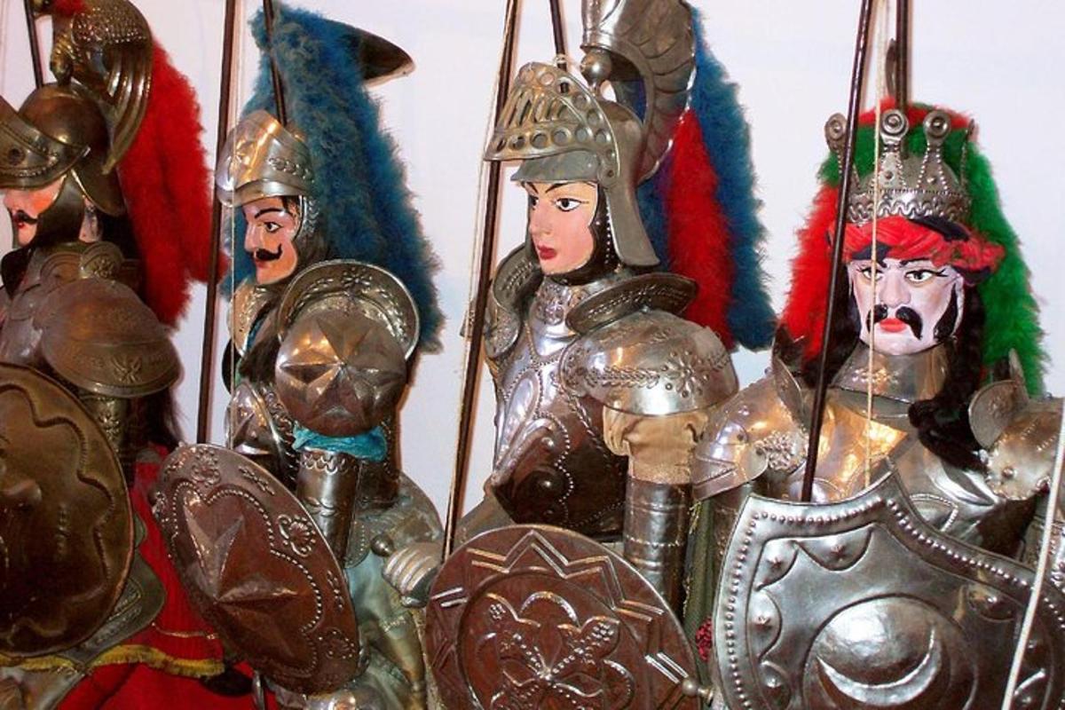 un gruppo di statuette di persone in armatura