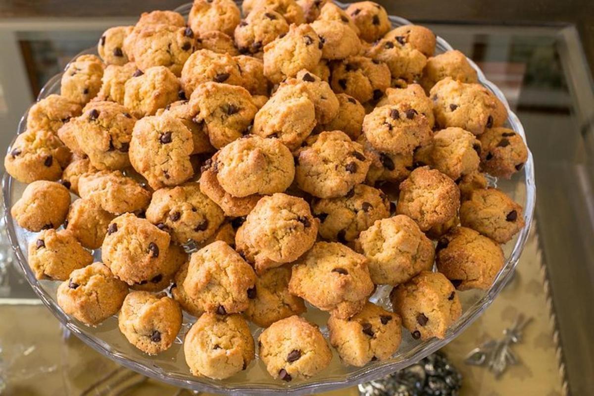 een bord muffins op een glazen bord