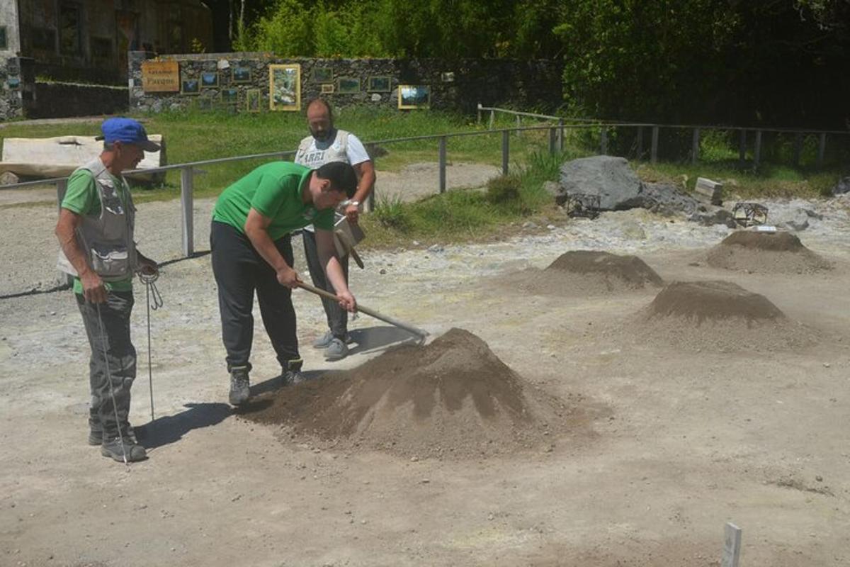 Un grupo de hombres trabajando en una pila de arena