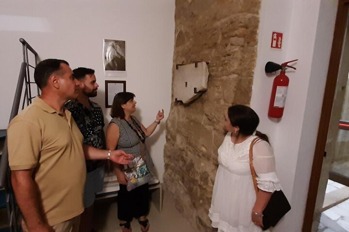 un gruppo di persone in piedi accanto a un muro