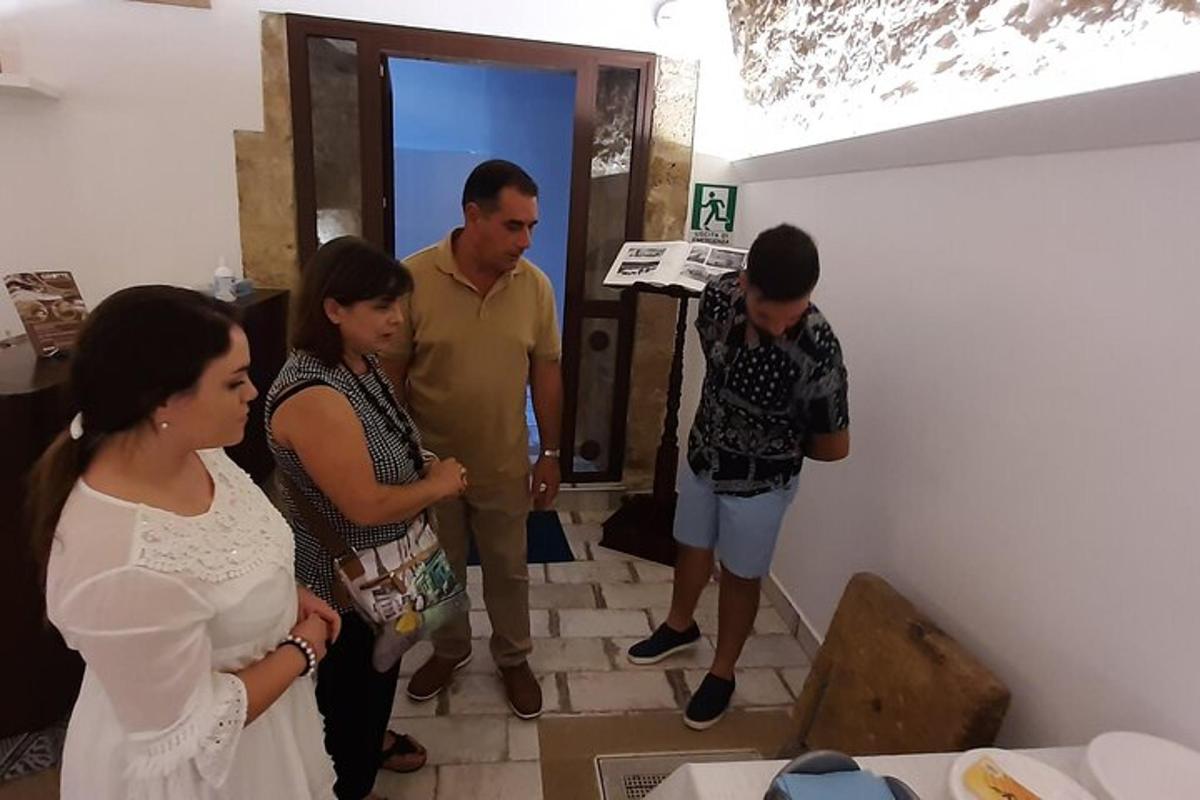 un gruppo di persone in piedi intorno a una stanza
