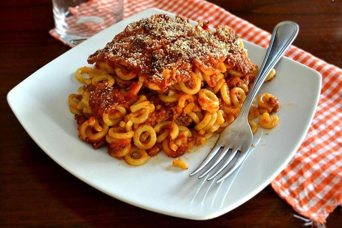 diskur af pasta með gaffli á borði