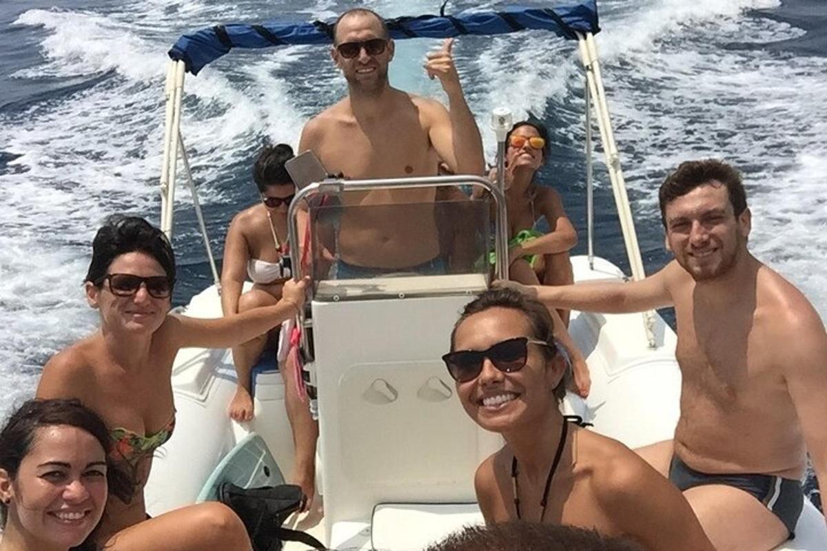 група хора на лодка във водата