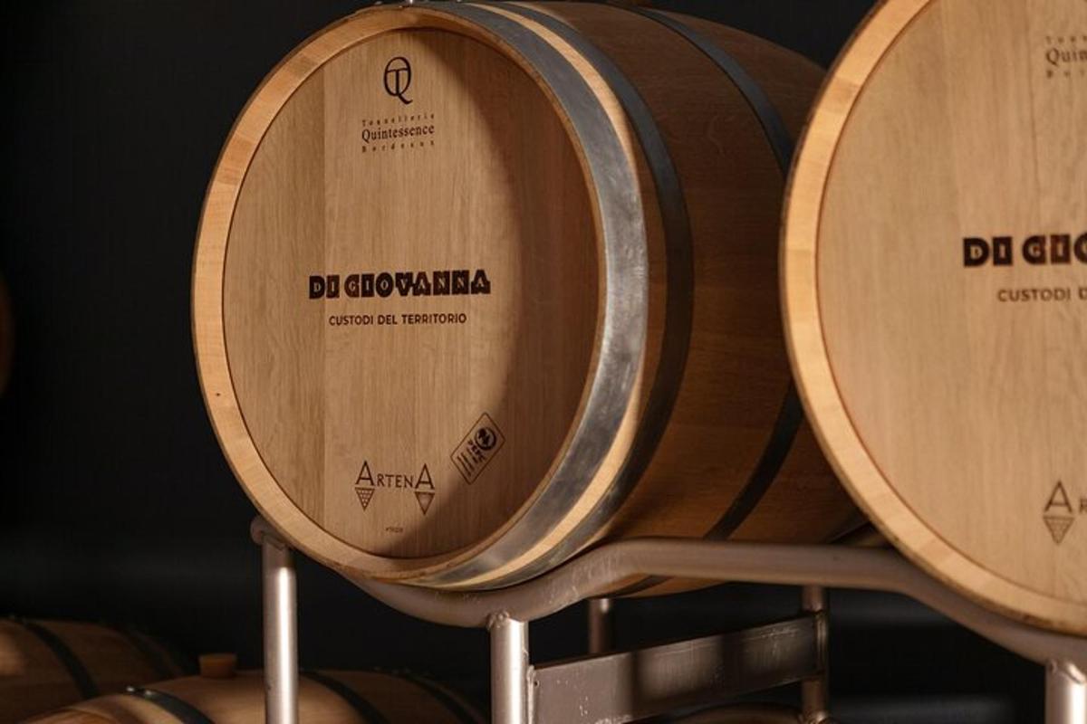 trei butoaie de vin din lemn așezate unul peste altul