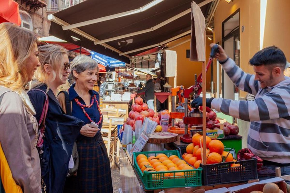 קבוצת אנשים עומדת סביב שוק פירות