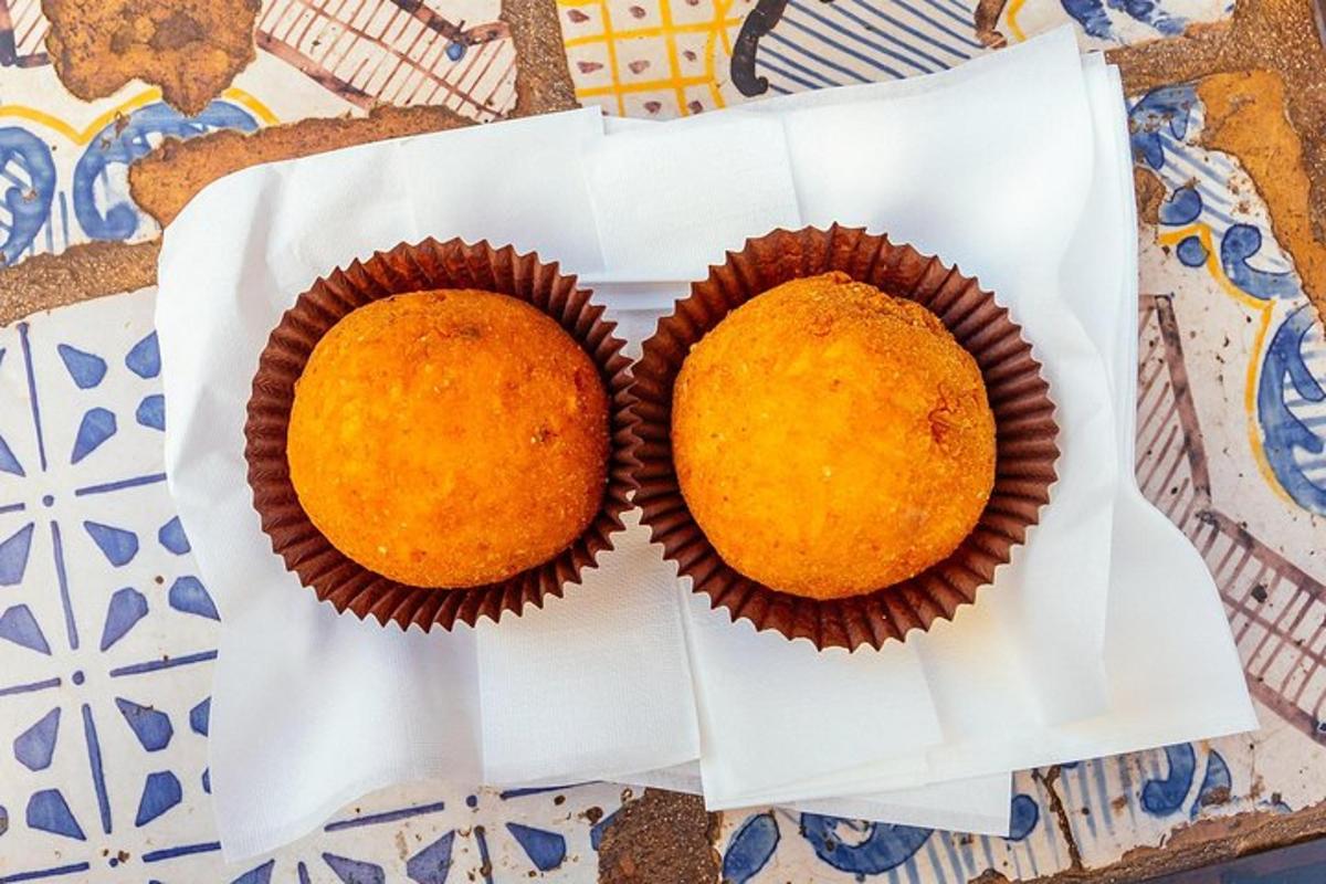 kaks muffinit valgel salvrätikul