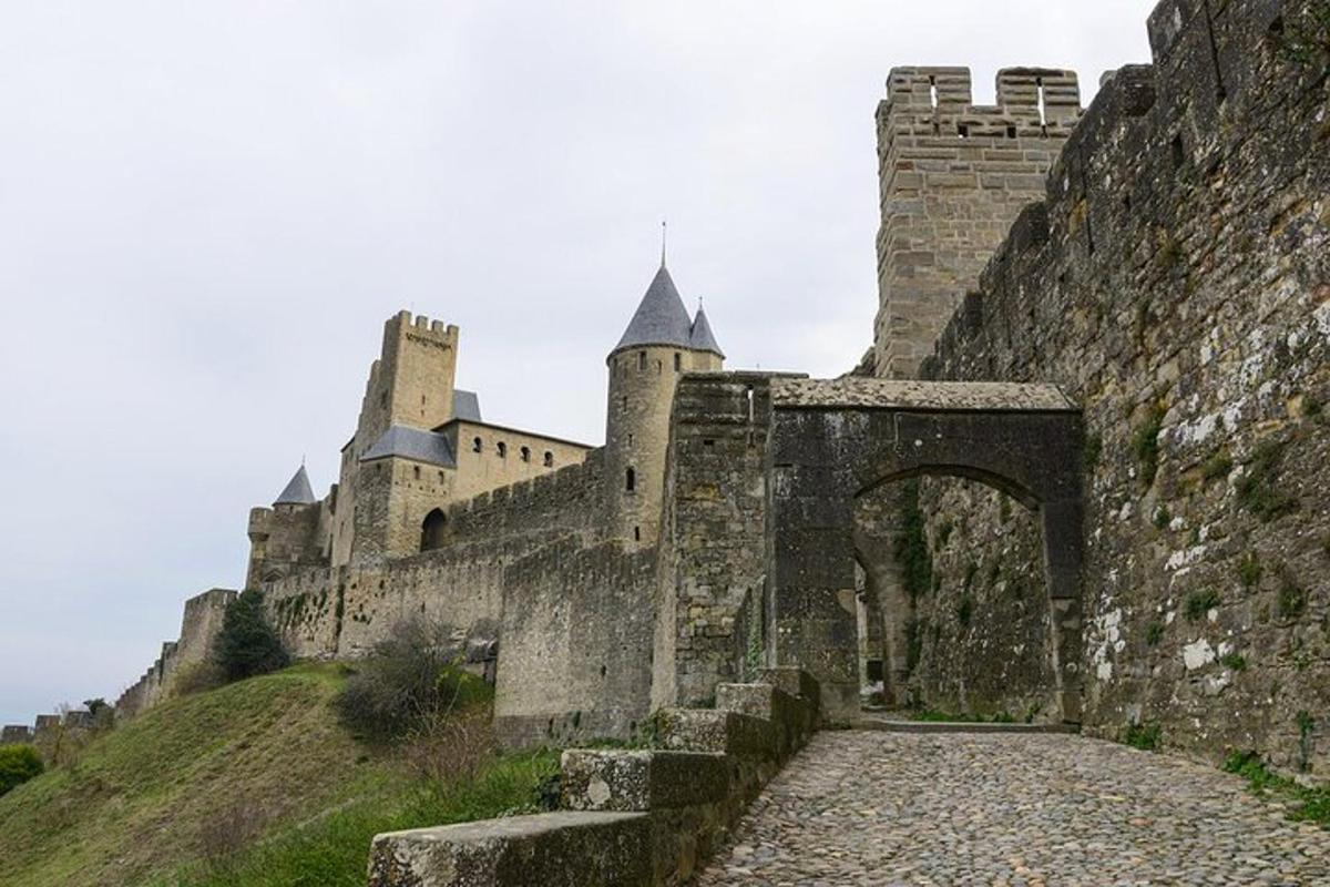 un castel pe un deal cu un zid de piatră