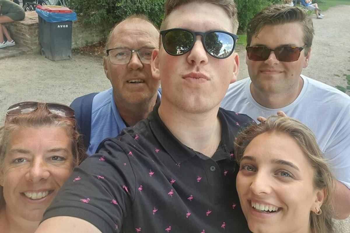 skupina lidí pózujících pro fotografii