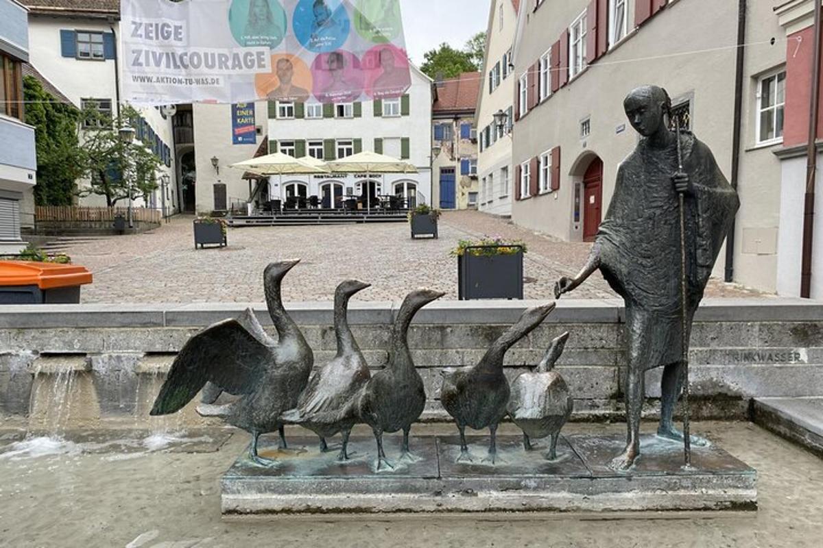 poisi kuju koos linnurühmaga