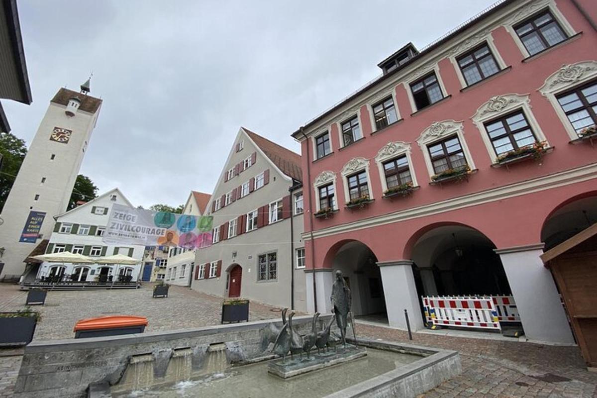 hoonete rühm, mille tänaval on purskkaev