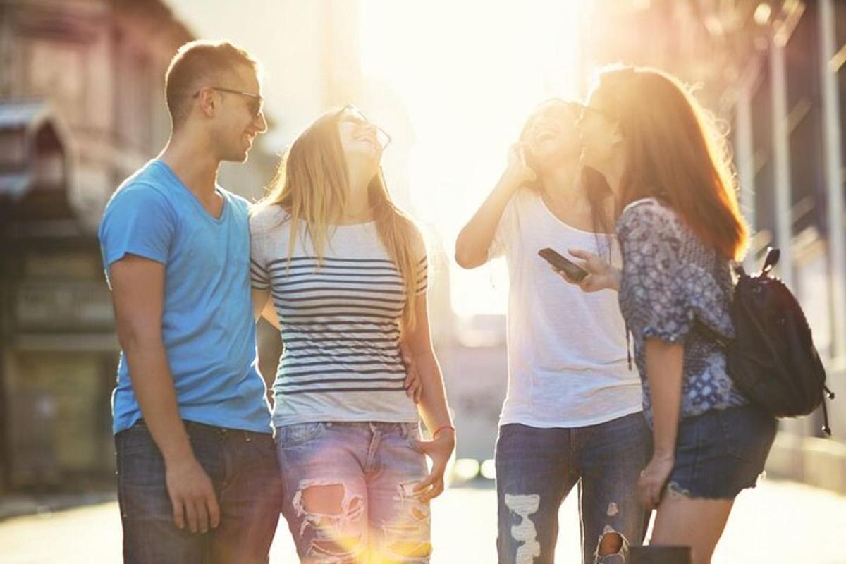 un gruppo di persone che camminano lungo una strada