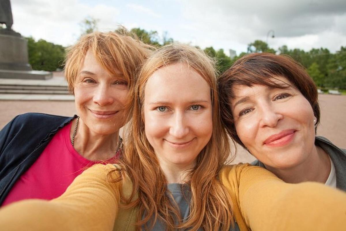 un gruppo di tre donne che posano per una foto