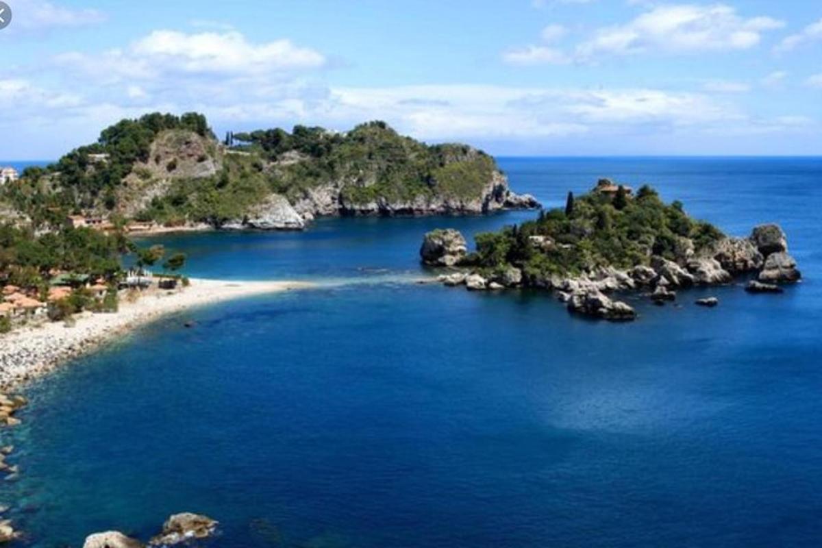una vista aérea de una isla en el océano