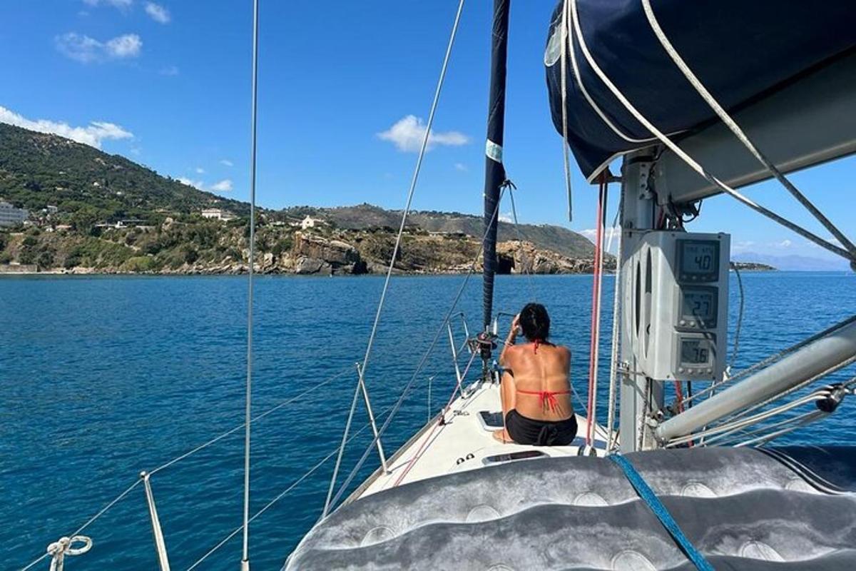 eine Frau sitzt auf einem Segelboot im Wasser
