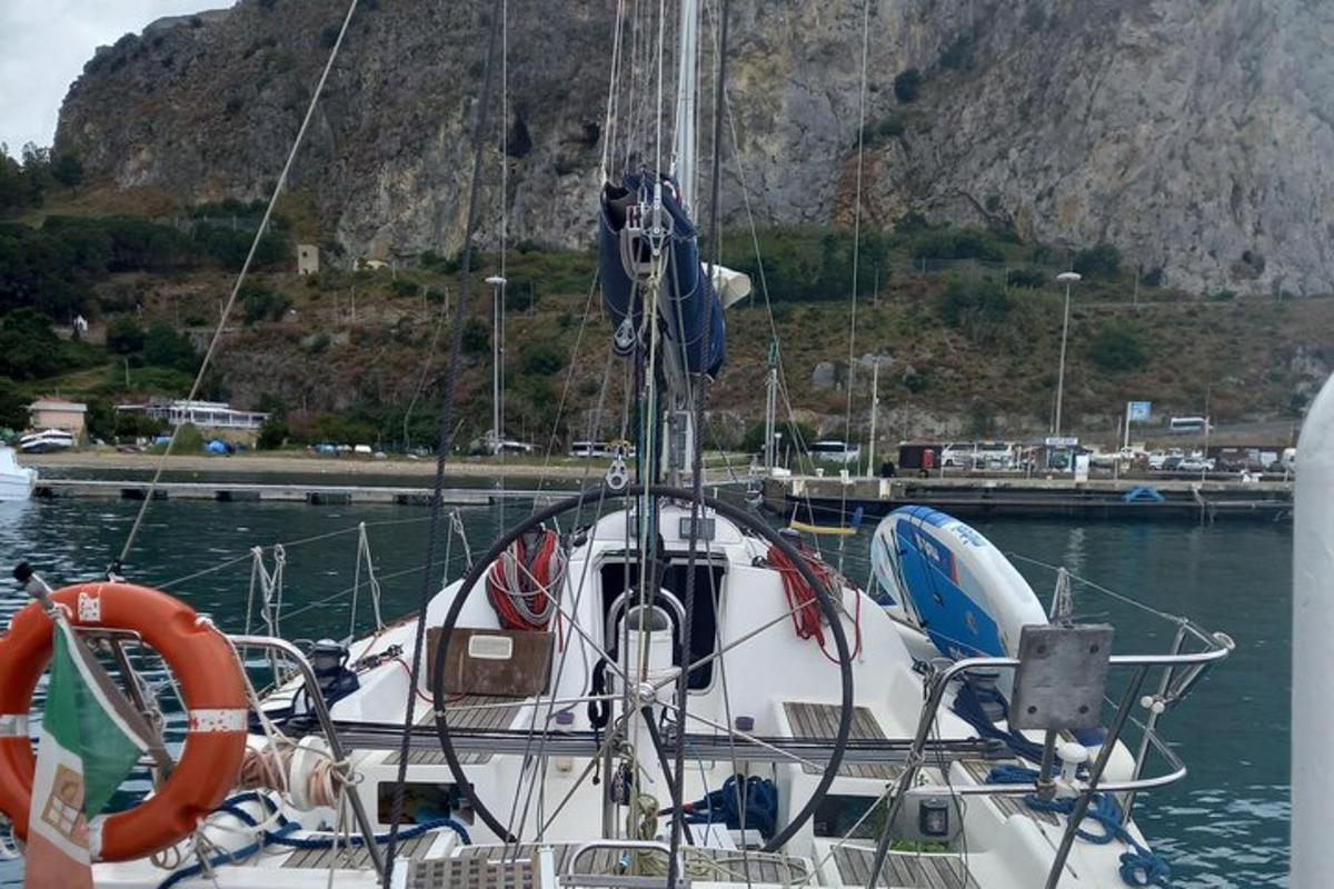 ein Boot liegt in einem Gewässer vor Anker