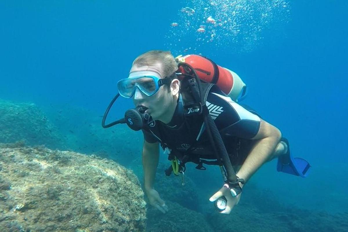 una persona con una macchina fotografica nell'oceano