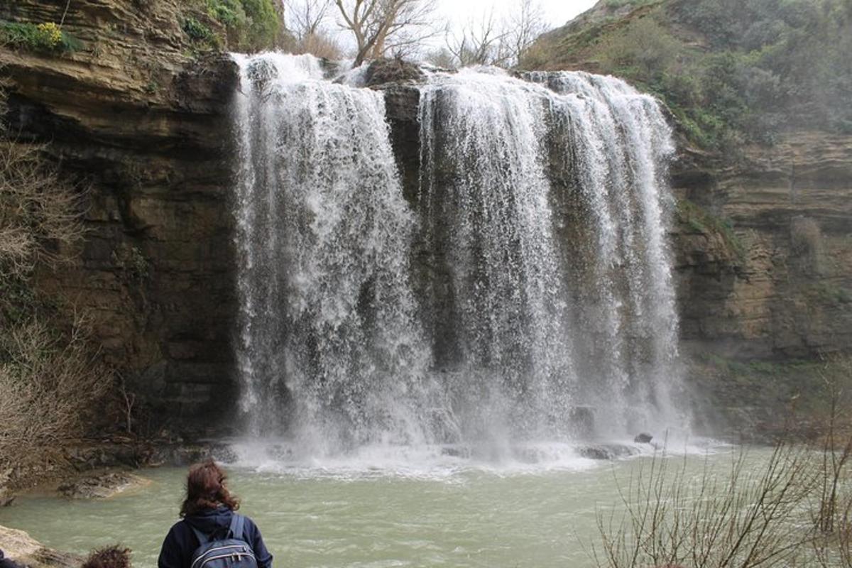 una donna in piedi davanti a una cascata