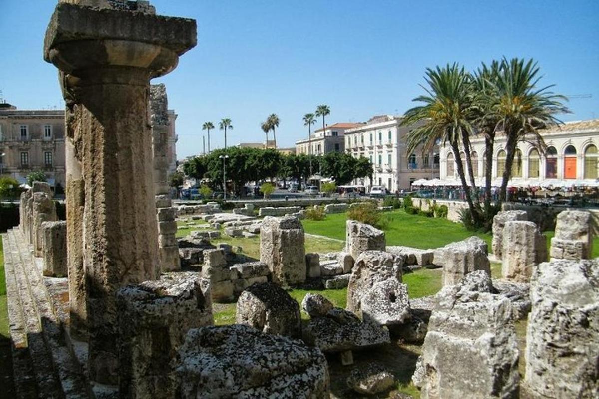 skupina ruin před budovou s palmami