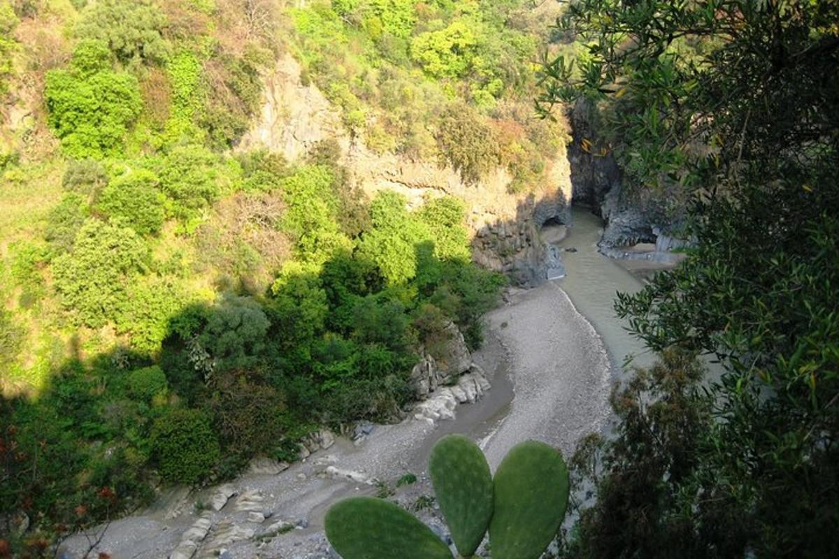 una vista aerea di un fiume su una montagna